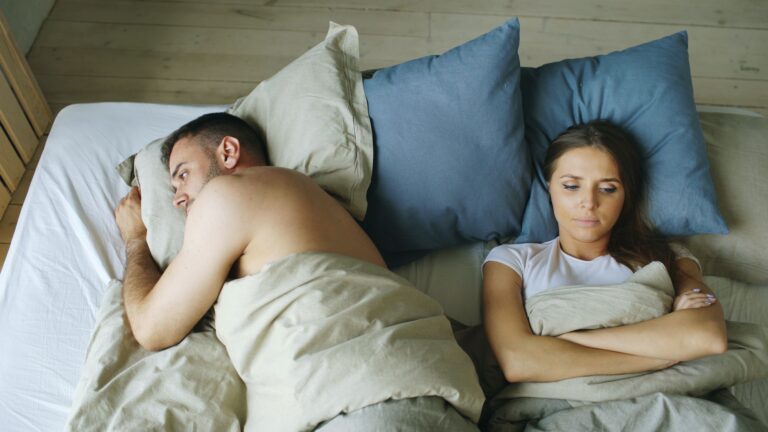  Mai Andare a Letto Arrabbiata: il Segreto per Ritrovare Presenza e Piacere nella Sessualità di Coppia